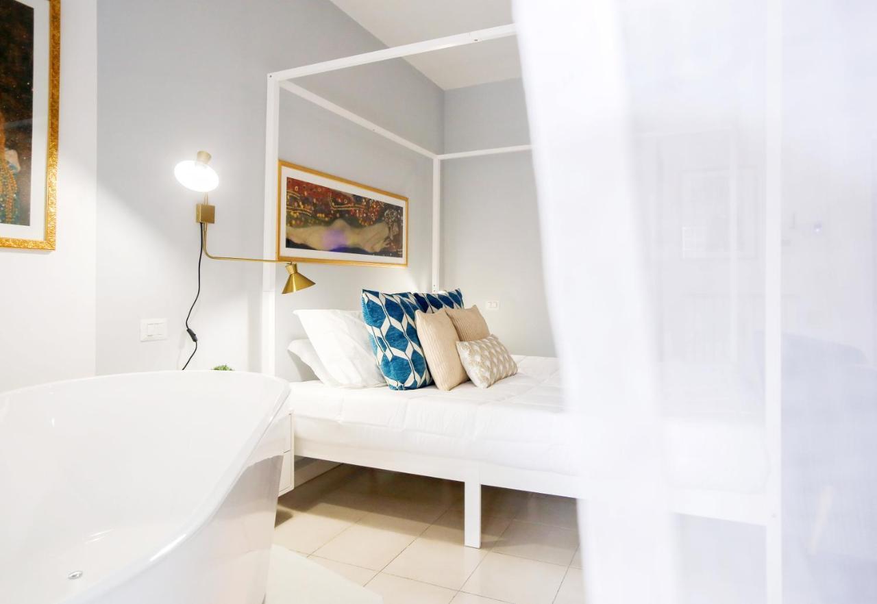 Glamorous Flat With Jacuzzi, King Size Bed And Small Balcony Perugia Exterior photo